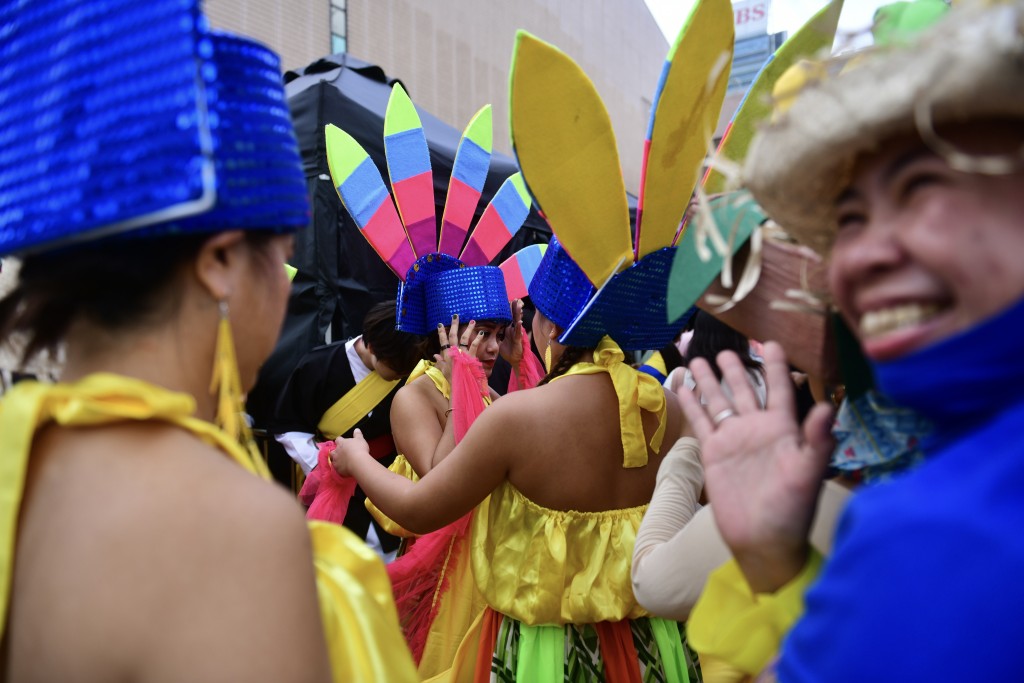 今日至11月19日期間在香港文化中心大堂舉辦「花冕霓裳—民族服裝頭飾展」，展示亞洲各地人民在節慶活動、歌舞表演等場合穿着的服裝和頭飾。陳極彰攝