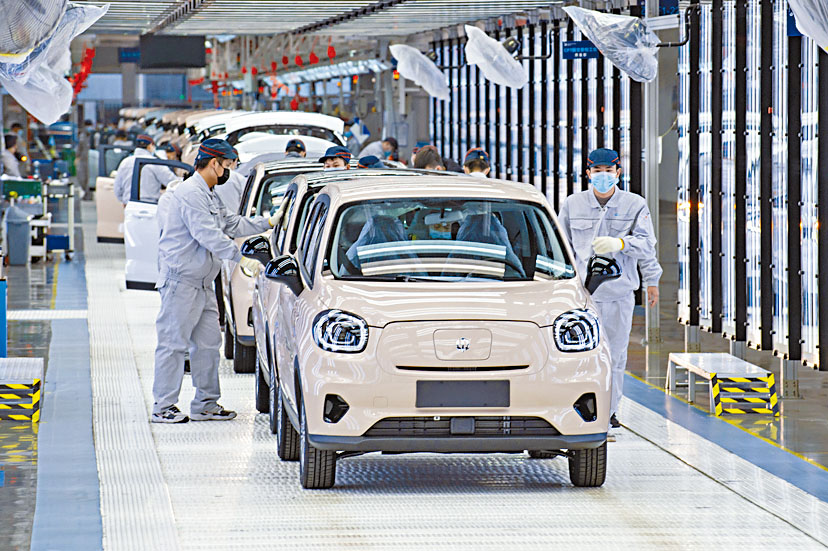 內地1月新能源汽車產銷分別完成45.2萬輛和43.1萬輛，按年分別增長近1.3倍和1.4倍。