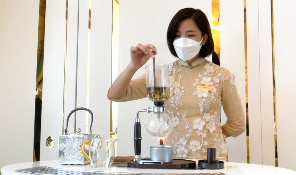 餐廳茶藝師從中國各地親自挑選多達40 種精選佳茗