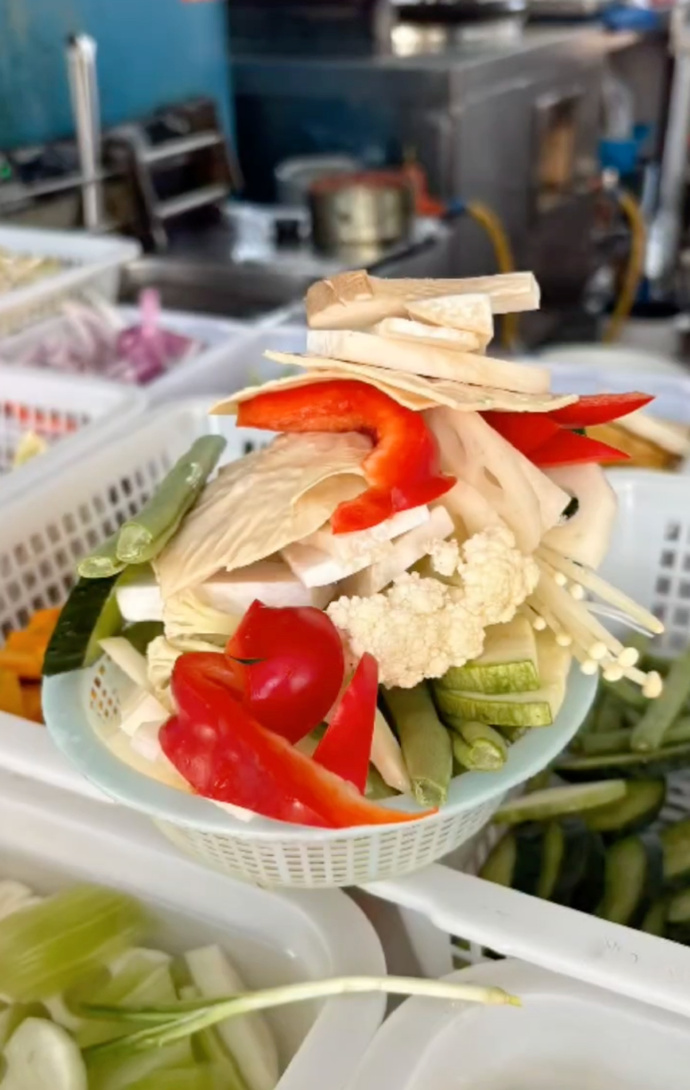 胡女士經營炸串及炸薯仔小食攤。