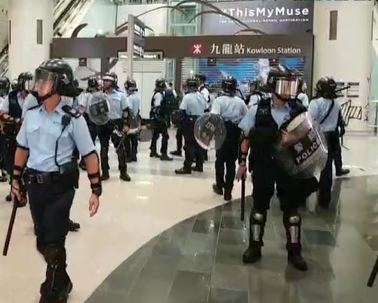 晚上約6時半,大批警員衝上圓方廣場並移走雜物。fb 高登討論區 HKGolden 截圖