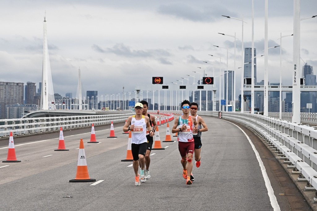 男子組參賽選手跑經港深西部公路高架橋。