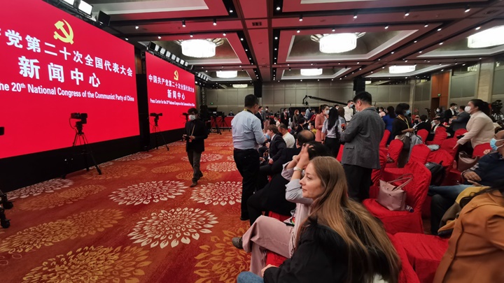 200多名中外記者齊集二十大新聞中心,準備採訪首場記者會。