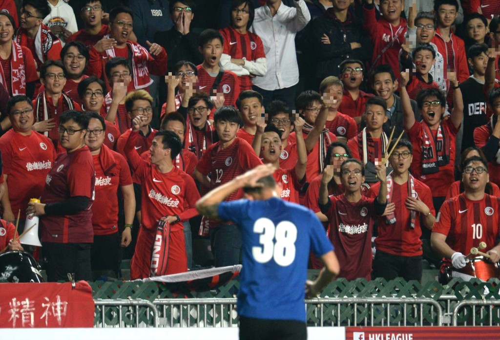 有港队球迷展示中指手势