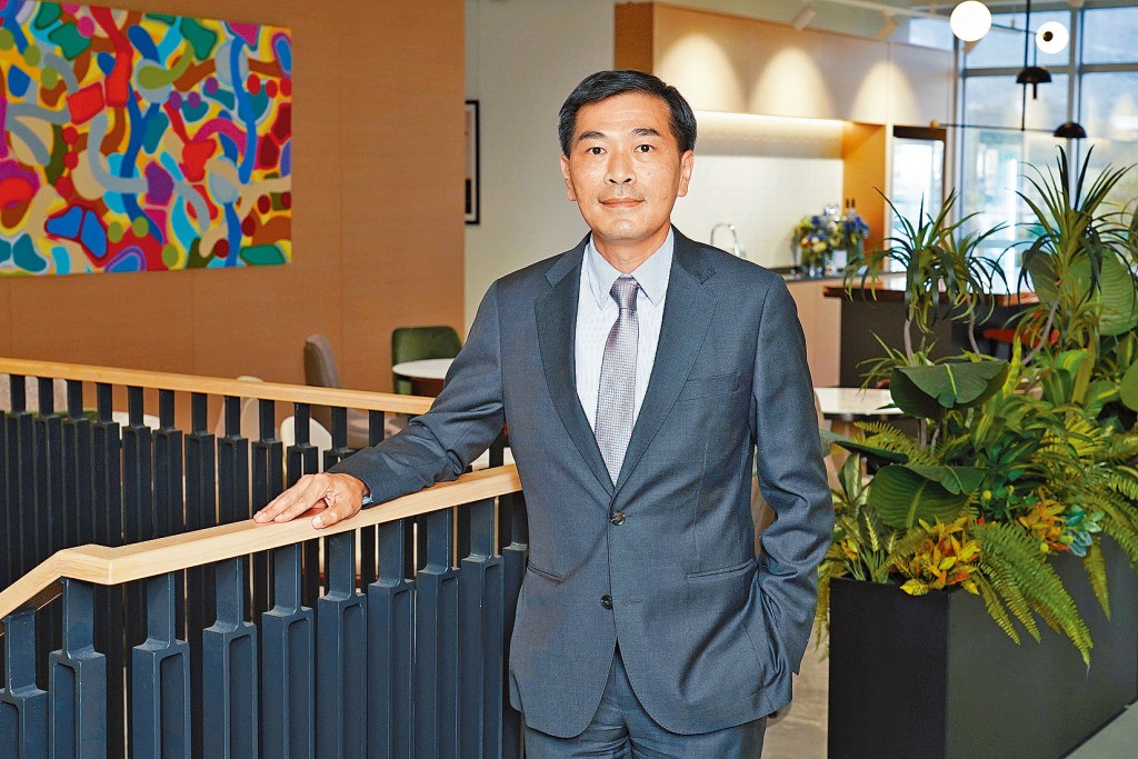 会德丰地产黄光耀表示，楼市料先量后价，明年中后楼价有机会重拾升轨。
