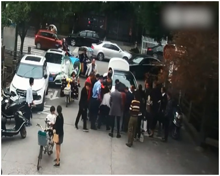 10多名途人合力將車抬起救人。網圖