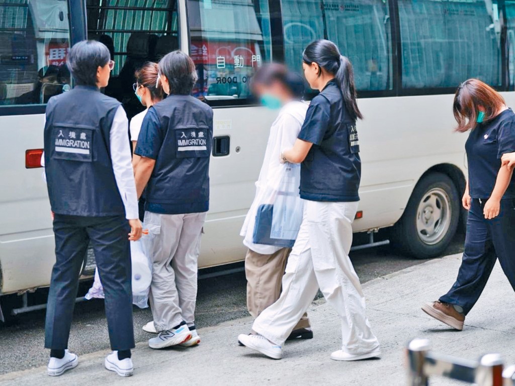 入境處打擊非法勞工行動中，共拘捕8名內地男女及2名本港男女。