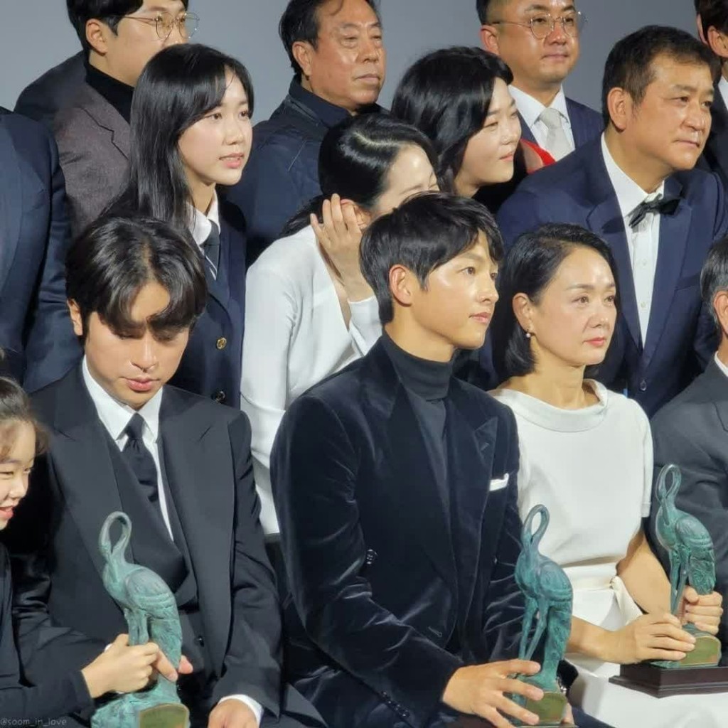 宋仲基與裴宗玉及朴正民等。