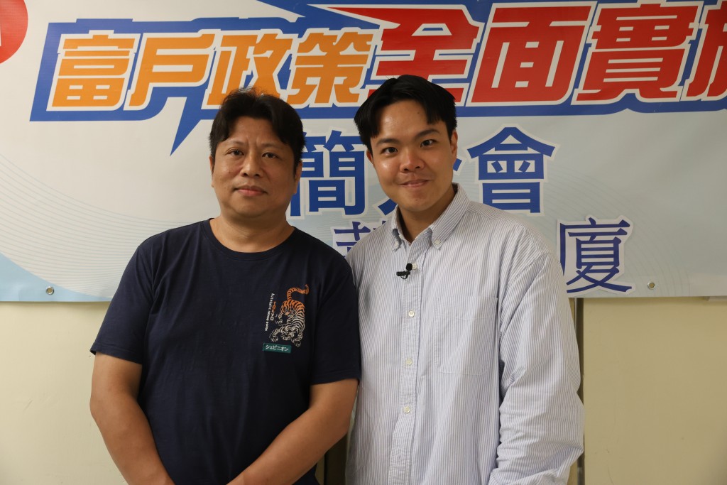 方先生(左)指簡介會設有白天及晚上時段，方便上班的居民出席。