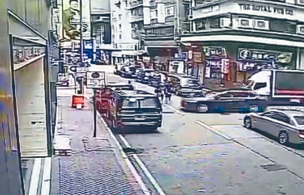 电动车冲出路口时险撞到途人。