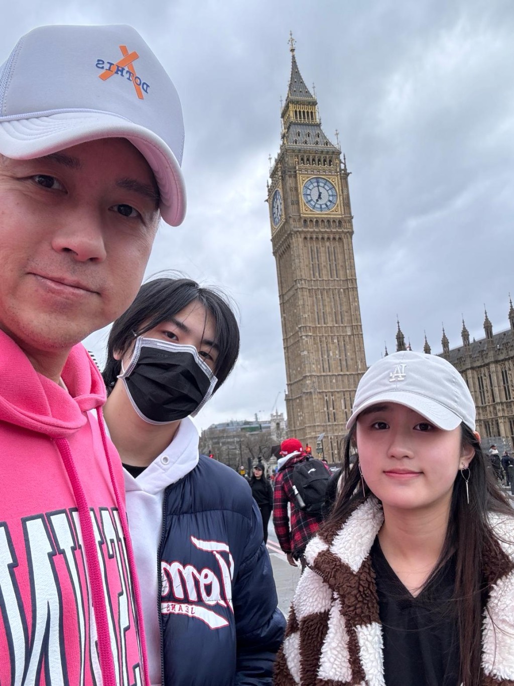 和子女遊往倫敦。