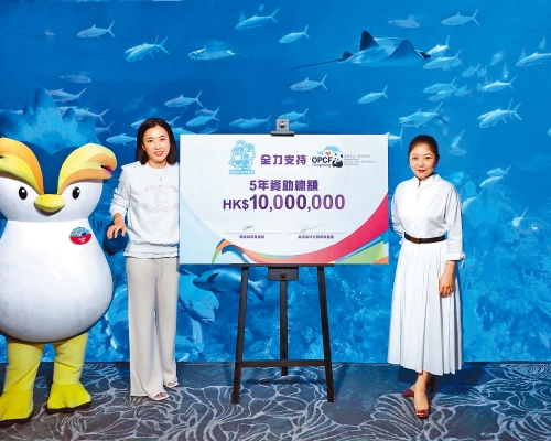 慈善基金信託人之董事陳凱韻（左），與保育基金主席陳晴簽訂承諾書。