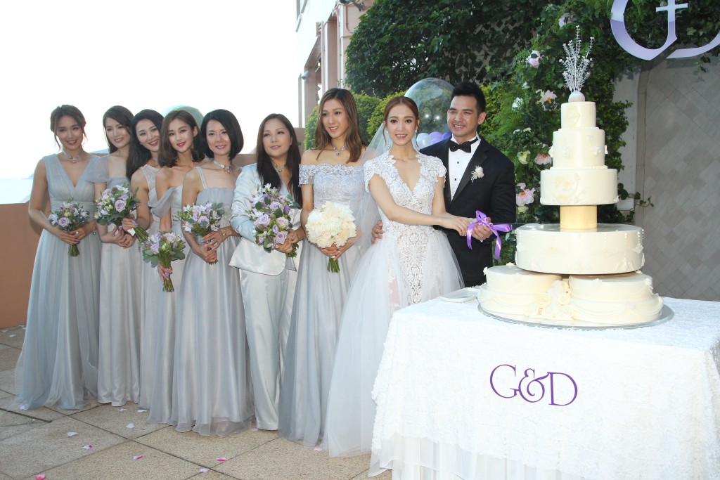 星級姊妹團（左起）李亞男、苟芸慧、裕美、岑麗香、衛蘭、鍾嘉欣陪一對新人切結婚蛋糕。