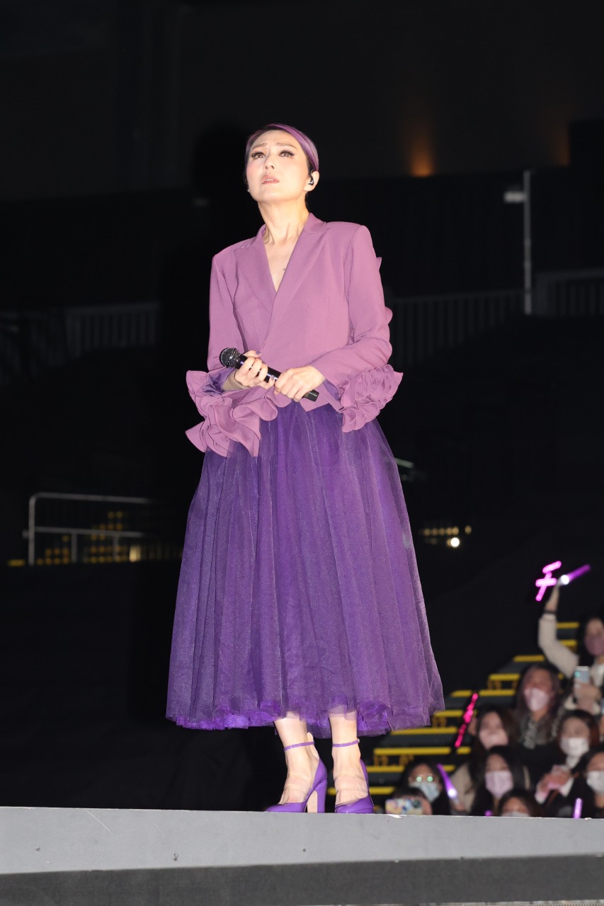 L字舞台以车站月台为背景，舞蹈员接连出场营造人来人往的感觉，一身紫色打扮的千嬅一连献唱好几首经典作品。