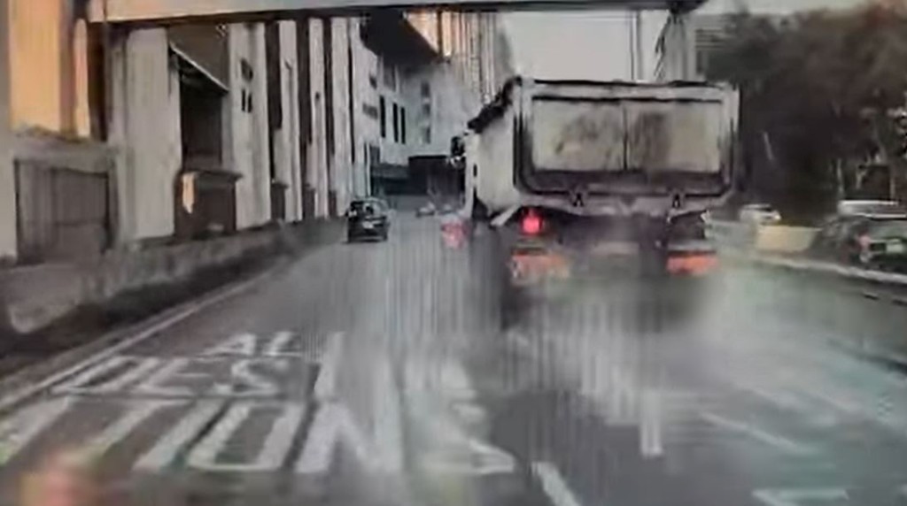 前方電單車收慢，泥頭車試圖急煞卻收掣不及。