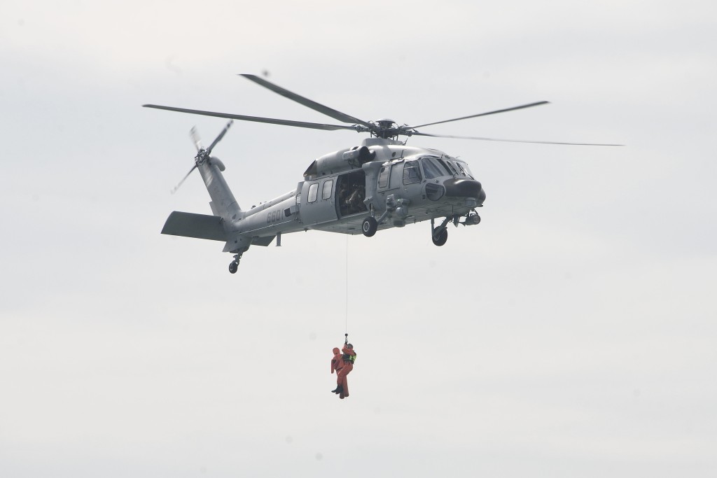 中國人民解放軍駐香港部隊直升機拯救情況。
