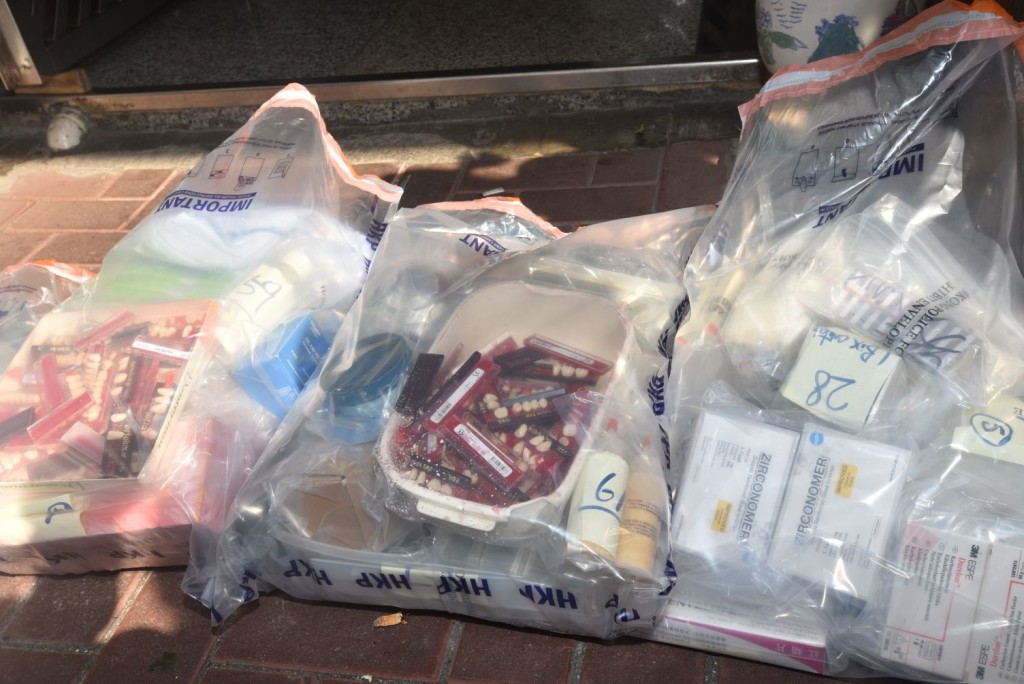 警方檢獲一批證物。楊偉亨攝