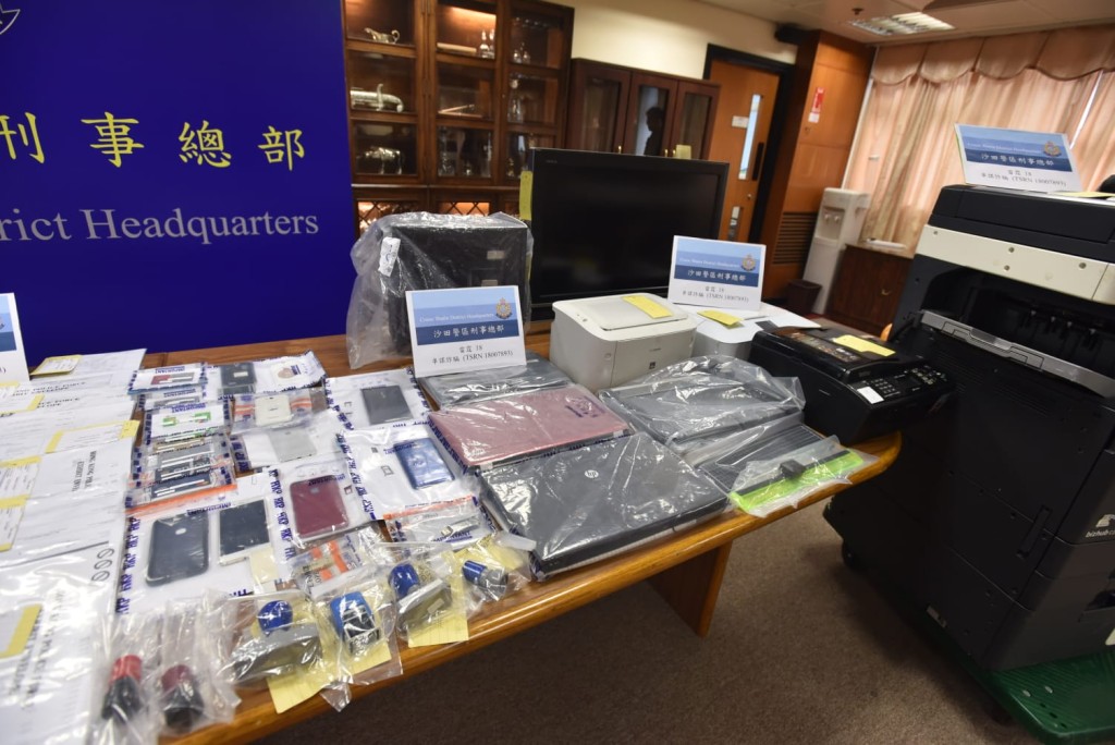 警方在行動中撿獲信用卡、入息證明、偽造身份證補領書、打印機及電腦等。楊偉亨攝