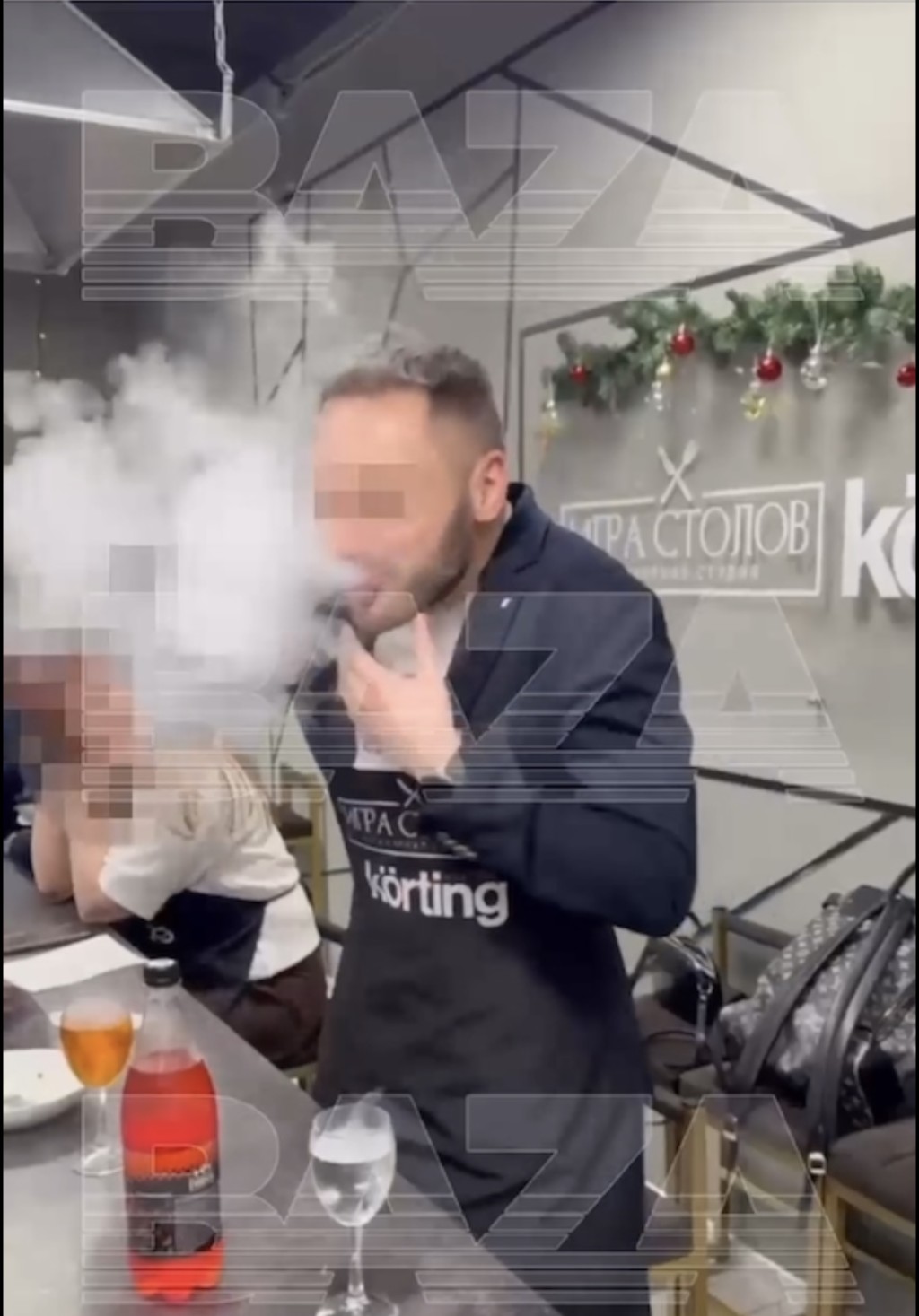 男子嗆到，狀甚痛苦。 Telegram / Baza