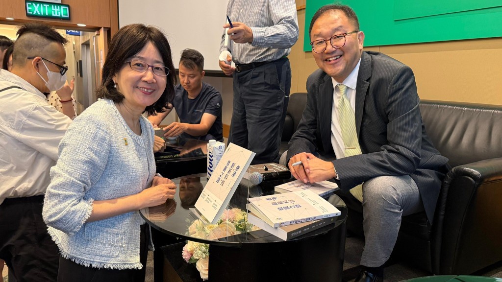 私隱公署科技發展常務委員會委員、立法會議員黃錦輝(右)撰寫的《香港創新科技發展之路》新書發布，私隱專員鍾麗玲到場力撐。私隱署fb