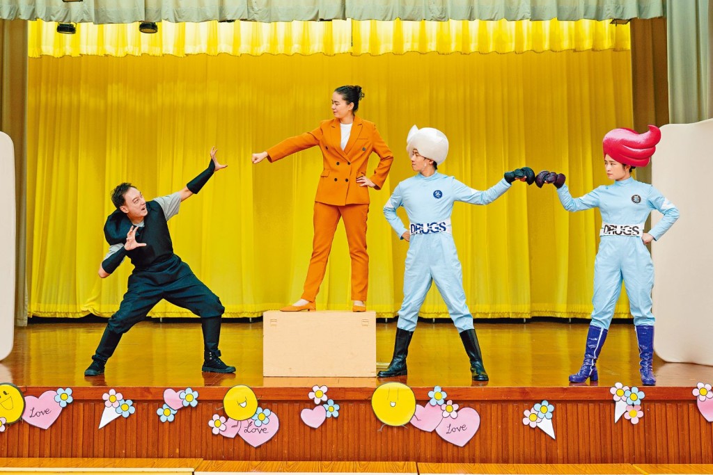 禁毒大使冬冬(右二)和希希(右一)施展擊拳「必殺技」,並聯同禁毒市長(左二)嘗試制伏「毒品隱者」(左一)。
