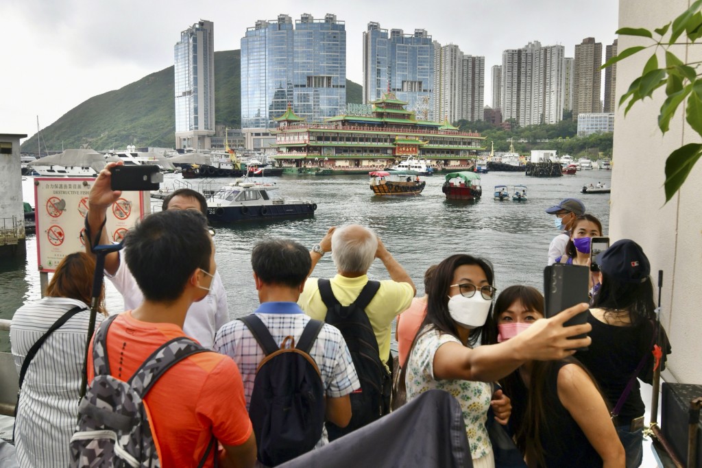 珍宝海鲜舫被拖离本港时，不少市民特意前往拍照留念。