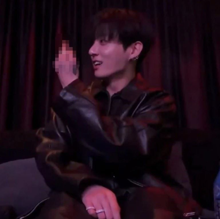 Jungkook在直播向好友舉中指。
