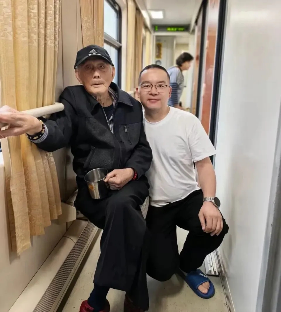 96歲老爺爺坐43小時火車獨游拉薩。 96歲老爺爺坐43小時火車獨游拉薩。