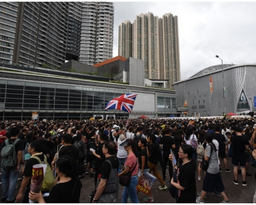 警方澄清絕無要求港鐵拒絕記者入內採訪。