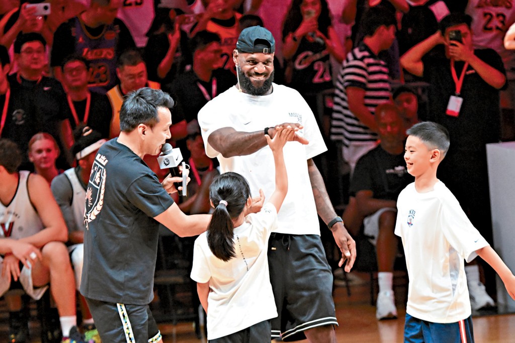 球星勒邦占士上周五在四川成都與球迷互動。
