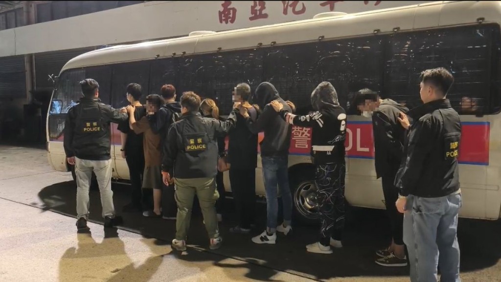警荃灣搗破非去釣魚機賭檔拘捕9人。警方圖片