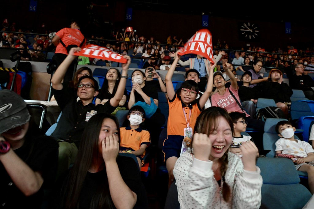 中國女排在紅館主場出擊，氣氛熾熱。  蘇正謙攝