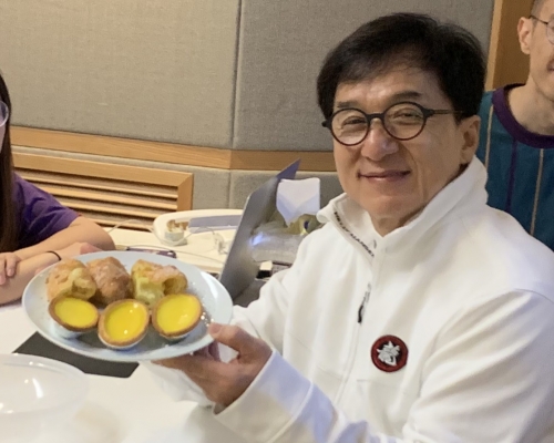 成龍食蛋撻賀65歲。網上圖片