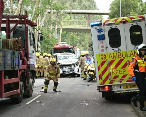 貨車與私家車相撞，造成至少3人受傷。網民Candy Can／香港突發事故報料區圖片