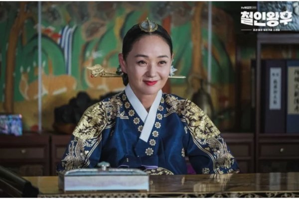 裴宗玉饰演纯元王后，是王室地位最高的长辈大王大妃。