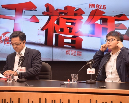 何君堯(左)及黃之鋒一共出席電台節目。