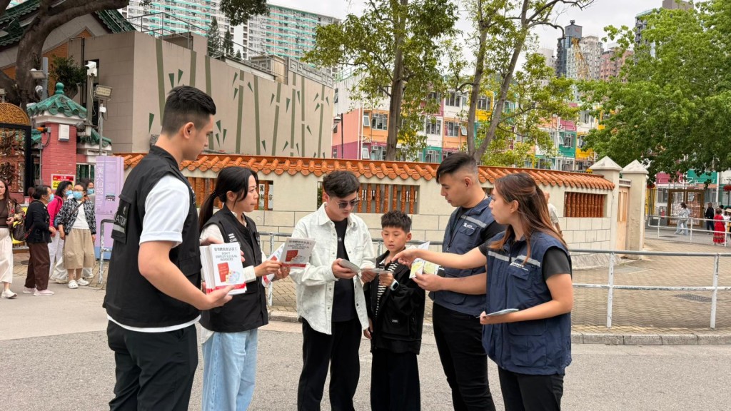 旅監局聯同入境處於熱門旅遊景點向旅客派發宣傳單張，提醒旅客於訪港旅遊時應光顧持牌旅行代理商。旅監局圖片