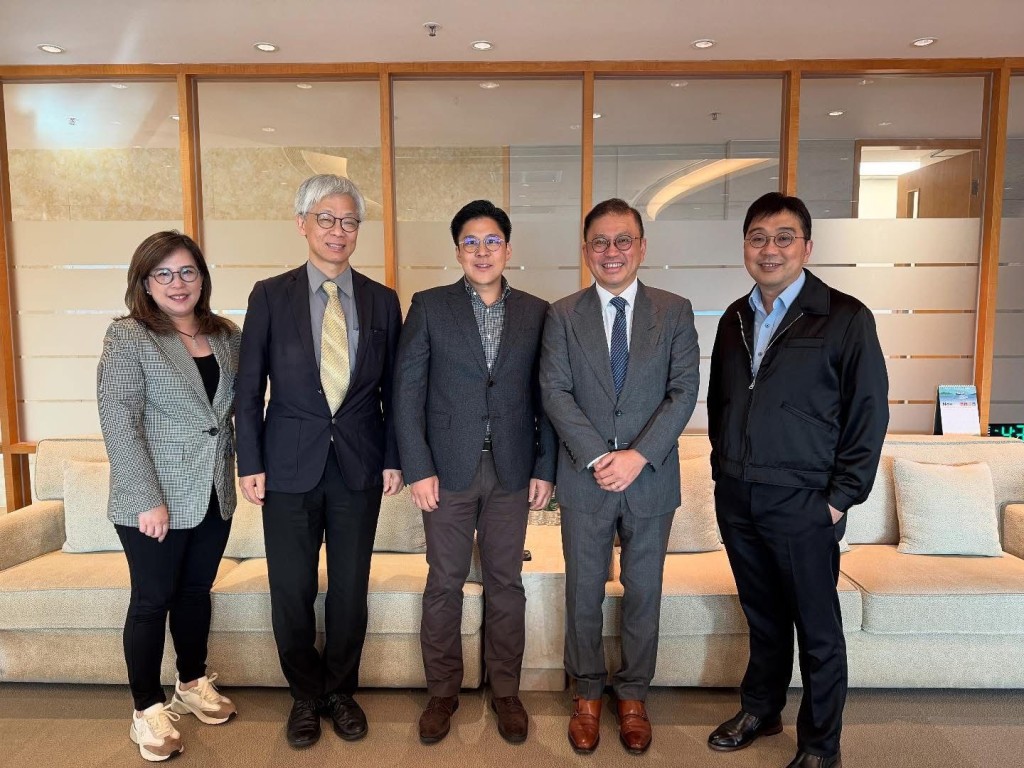 霍啟剛與TVB主席許濤及管理層合照。