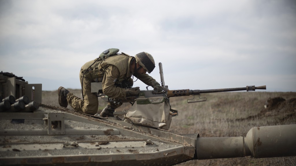 以色列士兵检查梅卡瓦 Mark 4 坦克的火炮。 美联社