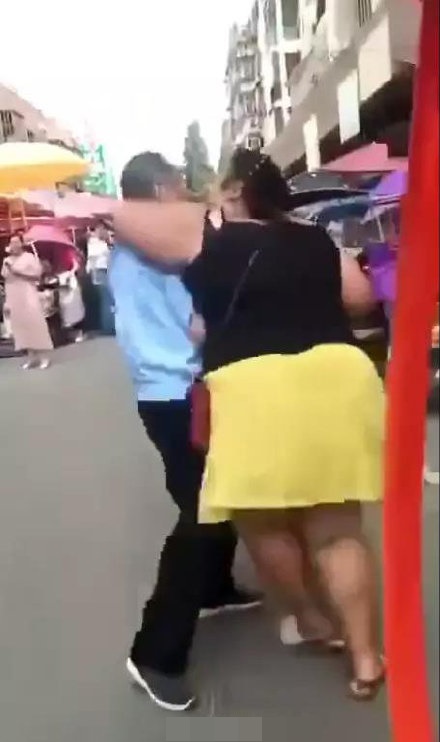 一名70歲老翁被她強吻。網圖