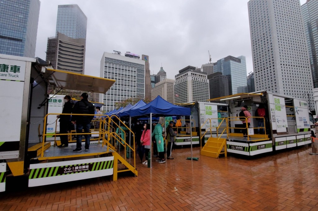 現場架設擋雨帳蓬秩序良好。楊偉亨攝