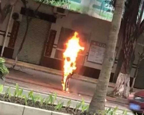男子突然自燃。網圖