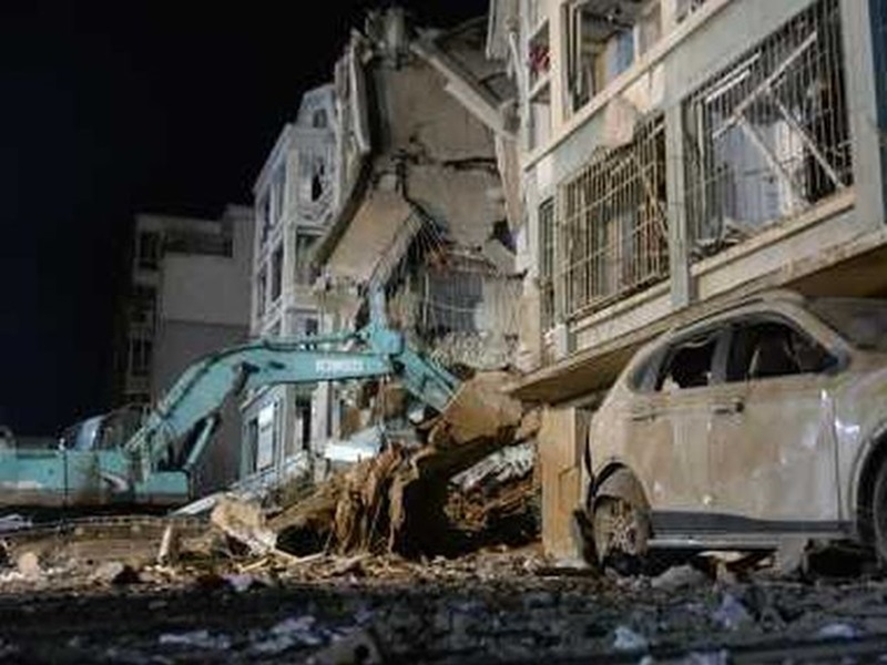 消防員通宵搜救。中新社