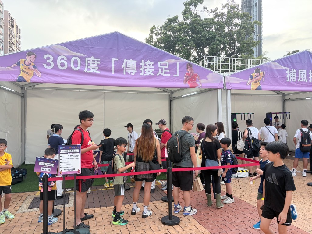 現場設有體育及足球技術攤位遊戲,馬會義工隊提供扭氣球服務,以及面部彩繪攤位。 現場設有體育及足球技術攤位遊戲,馬會義工隊提供扭氣球服務,以及面部彩繪攤位。