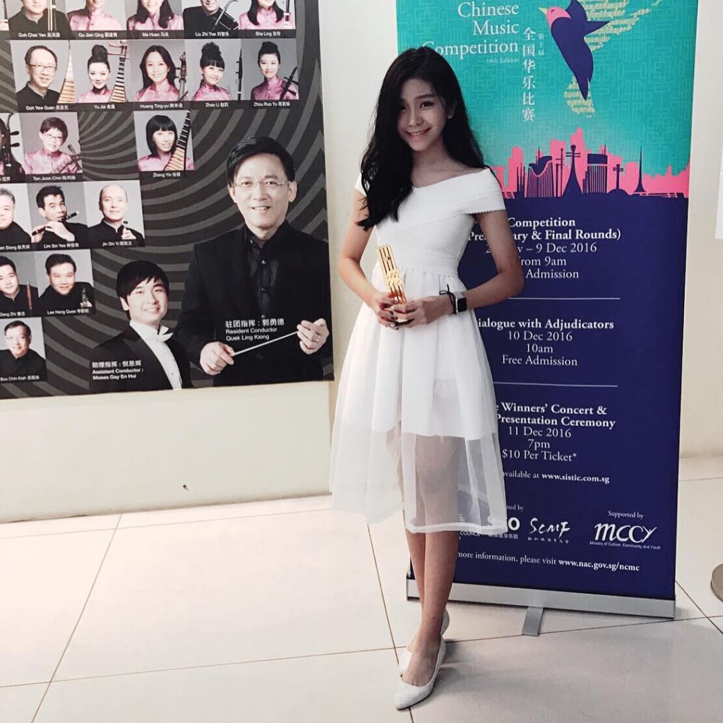 王敏慈参加新加坡举办「全国华乐比赛」时，获得古筝独奏第3名。