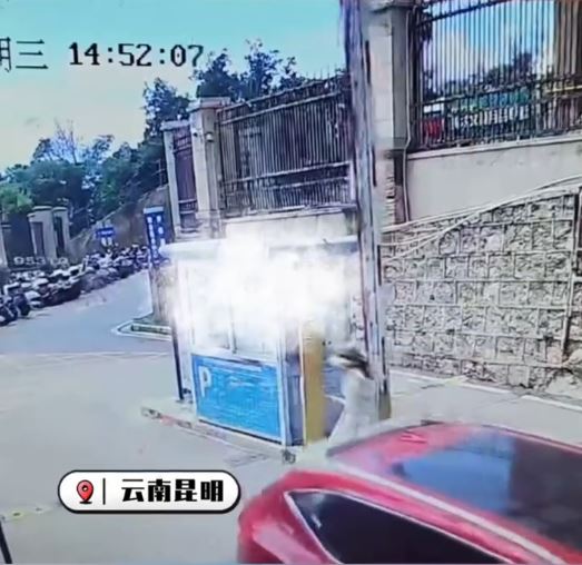 昆明有女子用肉體阻止停車場電閘下降，目的是為免付¥5停車費。抖音＠前方＋ 