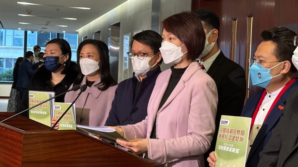 民建聯會見財政司司長陳茂波提交對財政預算建議。常彧璠攝