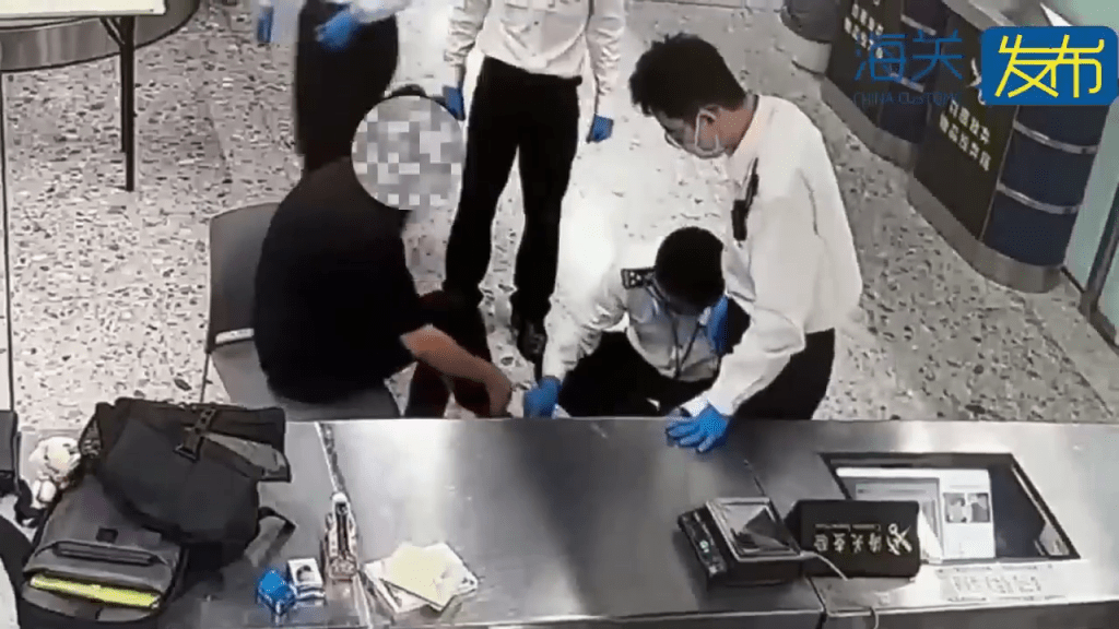 旅客被內地西九龍海關截查,發現鞋中藏兩包大麻。 旅客被內地西九龍海關截查,發現鞋中藏兩包大麻。