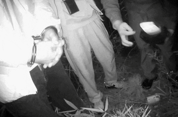 李某帶警察前往藏錢地點。極目新聞 李某帶警察前往藏錢地點。極目新聞