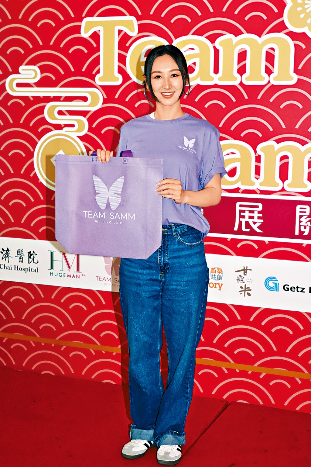 高Ling指媽媽要為她執屋大掃除，所以沒出席活動。